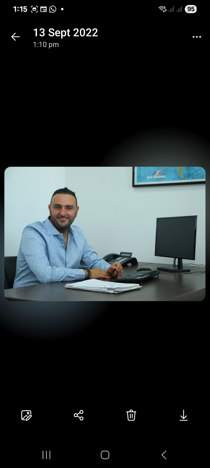Jessy Roy Abouzeid dans son bureau, période iShip